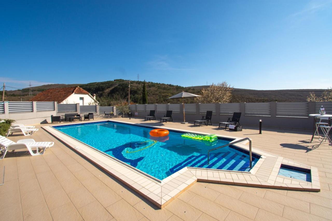 Spacious Villa For 10 With A Big Private Pool Trilj Exteriér fotografie