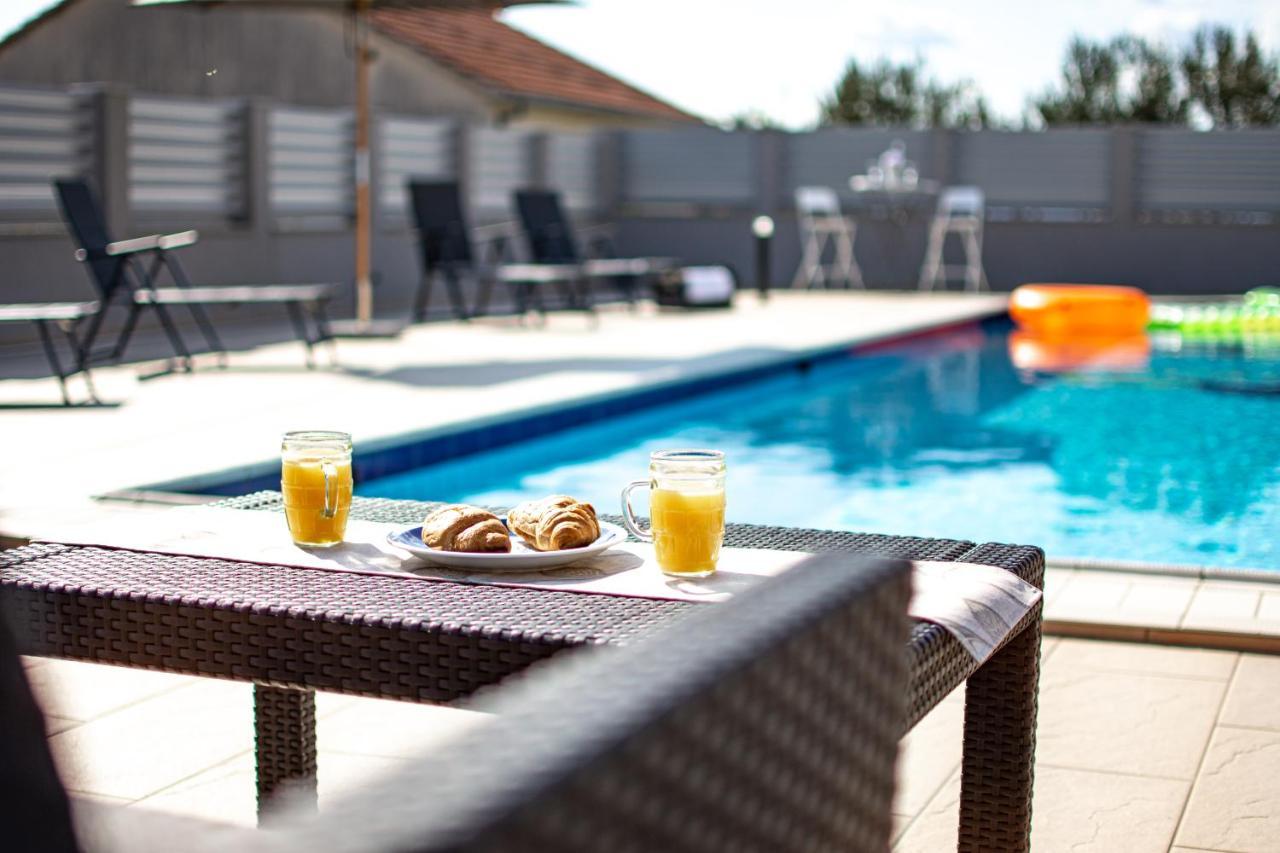 Spacious Villa For 10 With A Big Private Pool Trilj Exteriér fotografie