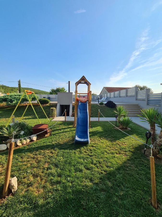 Spacious Villa For 10 With A Big Private Pool Trilj Exteriér fotografie