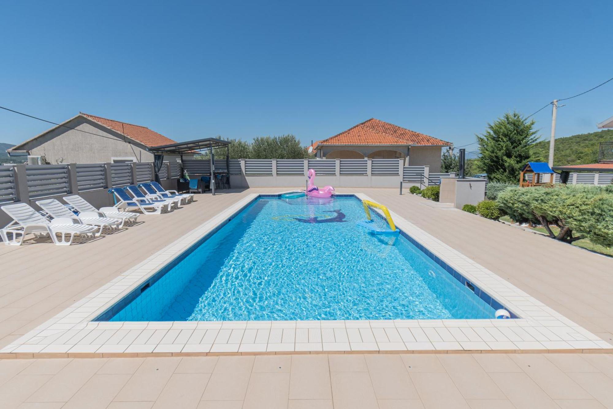 Spacious Villa For 10 With A Big Private Pool Trilj Exteriér fotografie